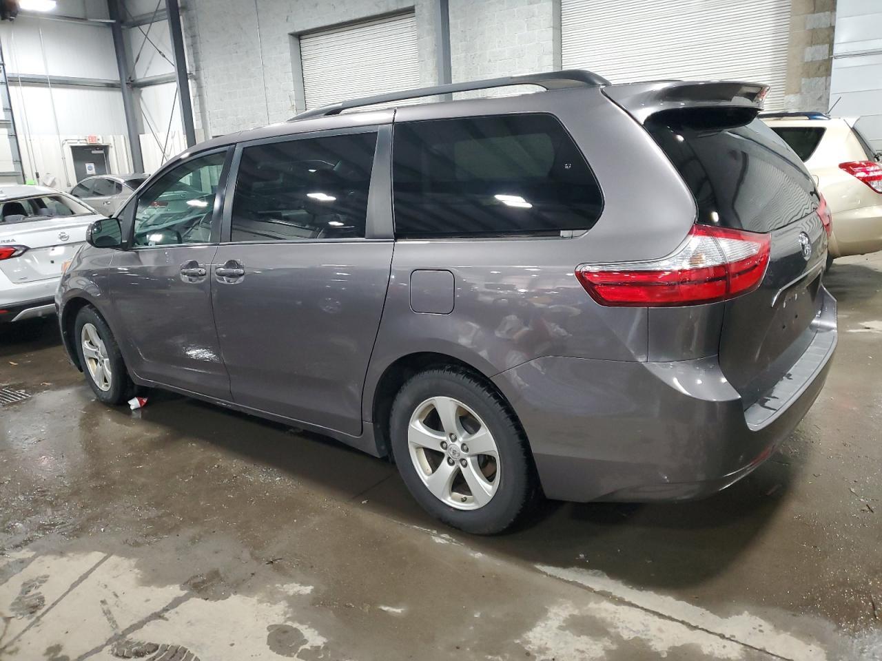 2015 TOYOTA SIENNA LE - Фото 2