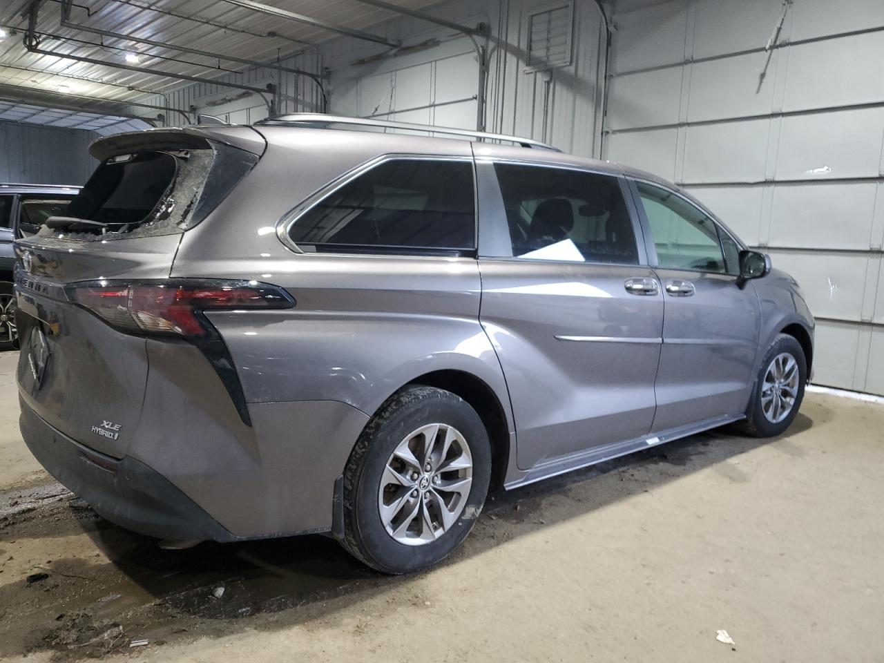 2023 TOYOTA SIENNA XLE - Image 3