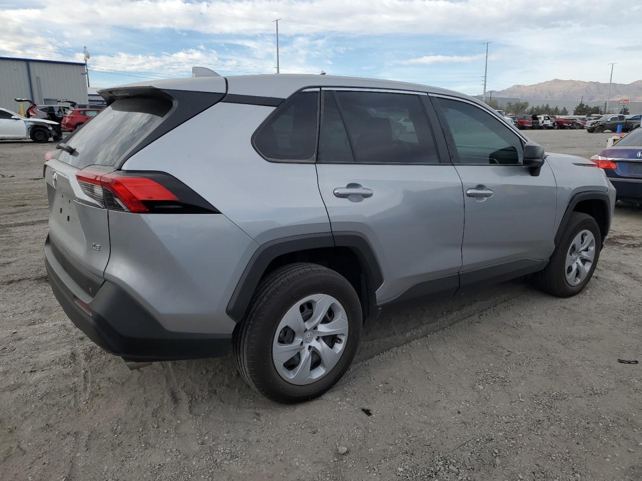 2023 TOYOTA RAV4 LE - Фото 3