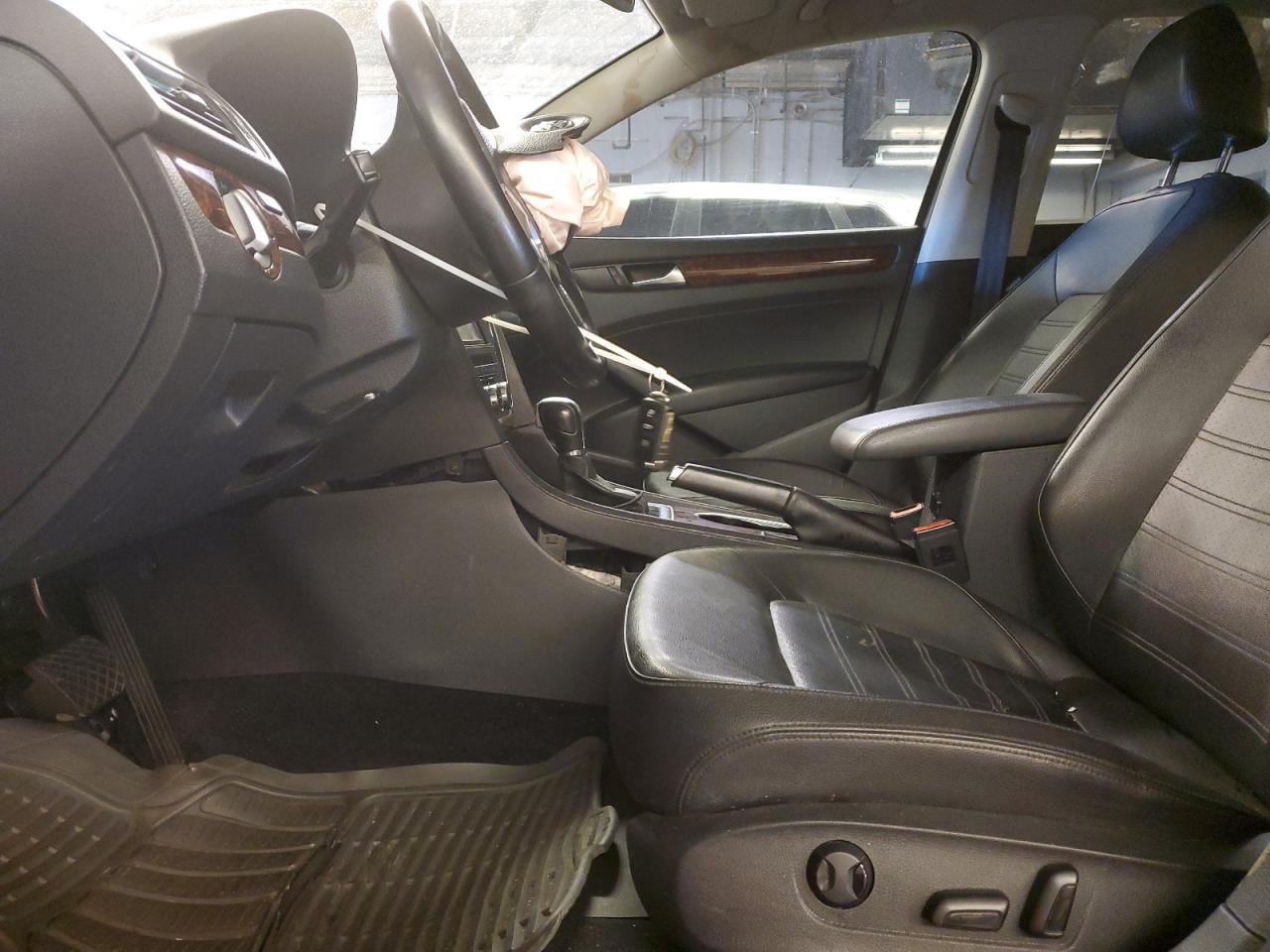 2013 VOLKSWAGEN PASSAT SEL - Image 7