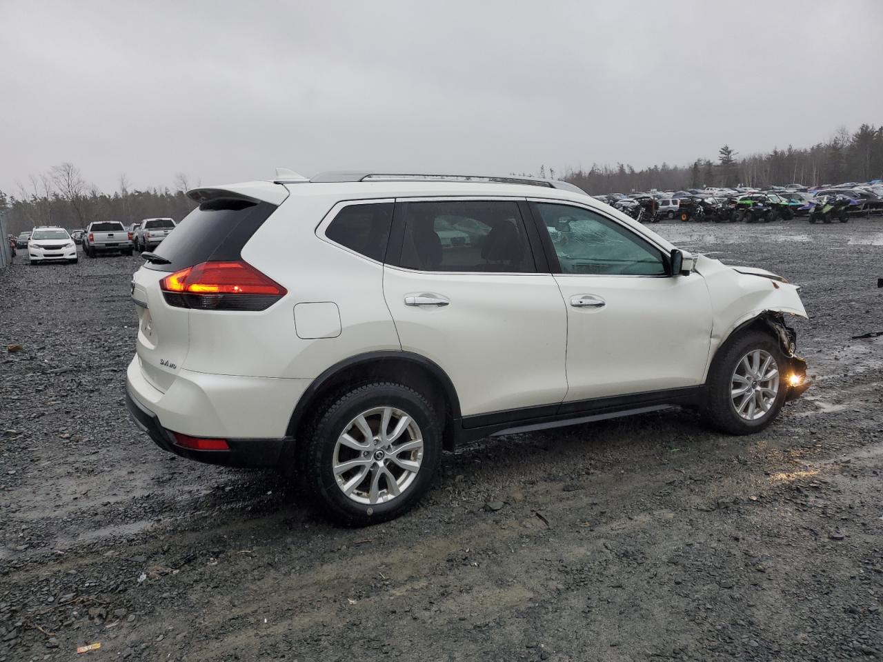 2017 NISSAN ROGUE SV - Фото 3