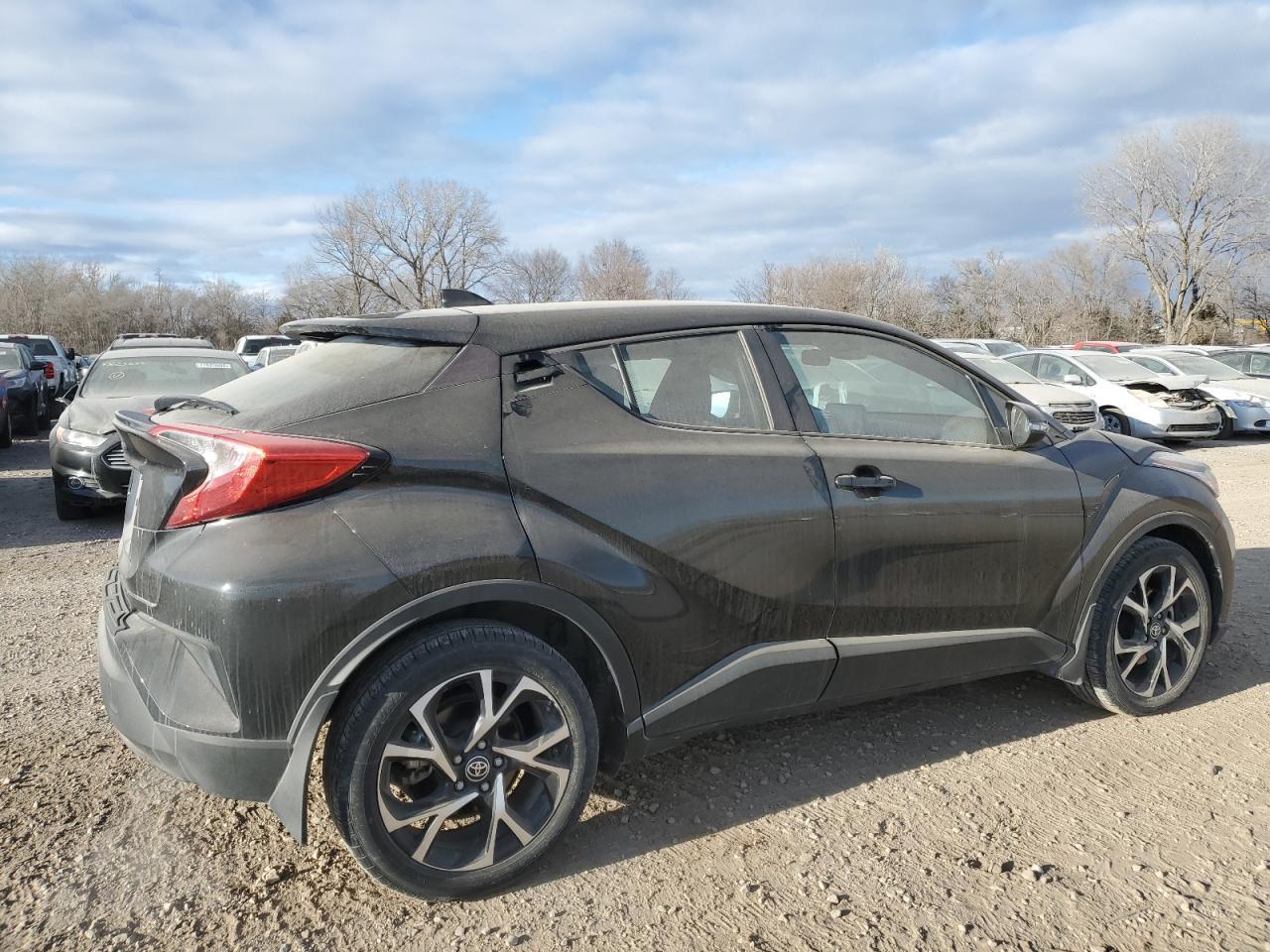 2022 TOYOTA C-HR XLE - Фото 3