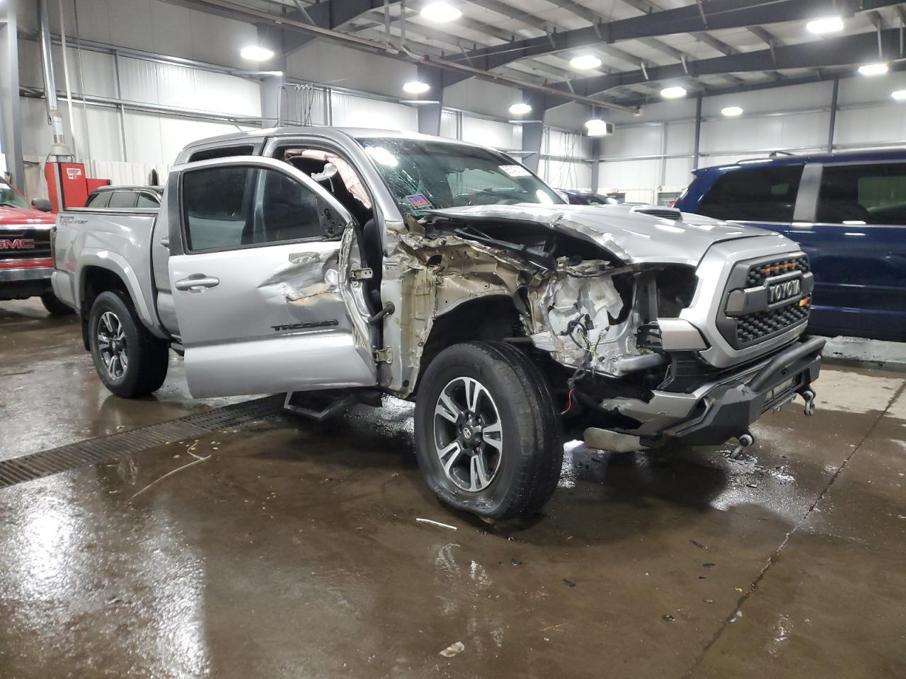 2017 TOYOTA TACOMA DOU - Фото 4