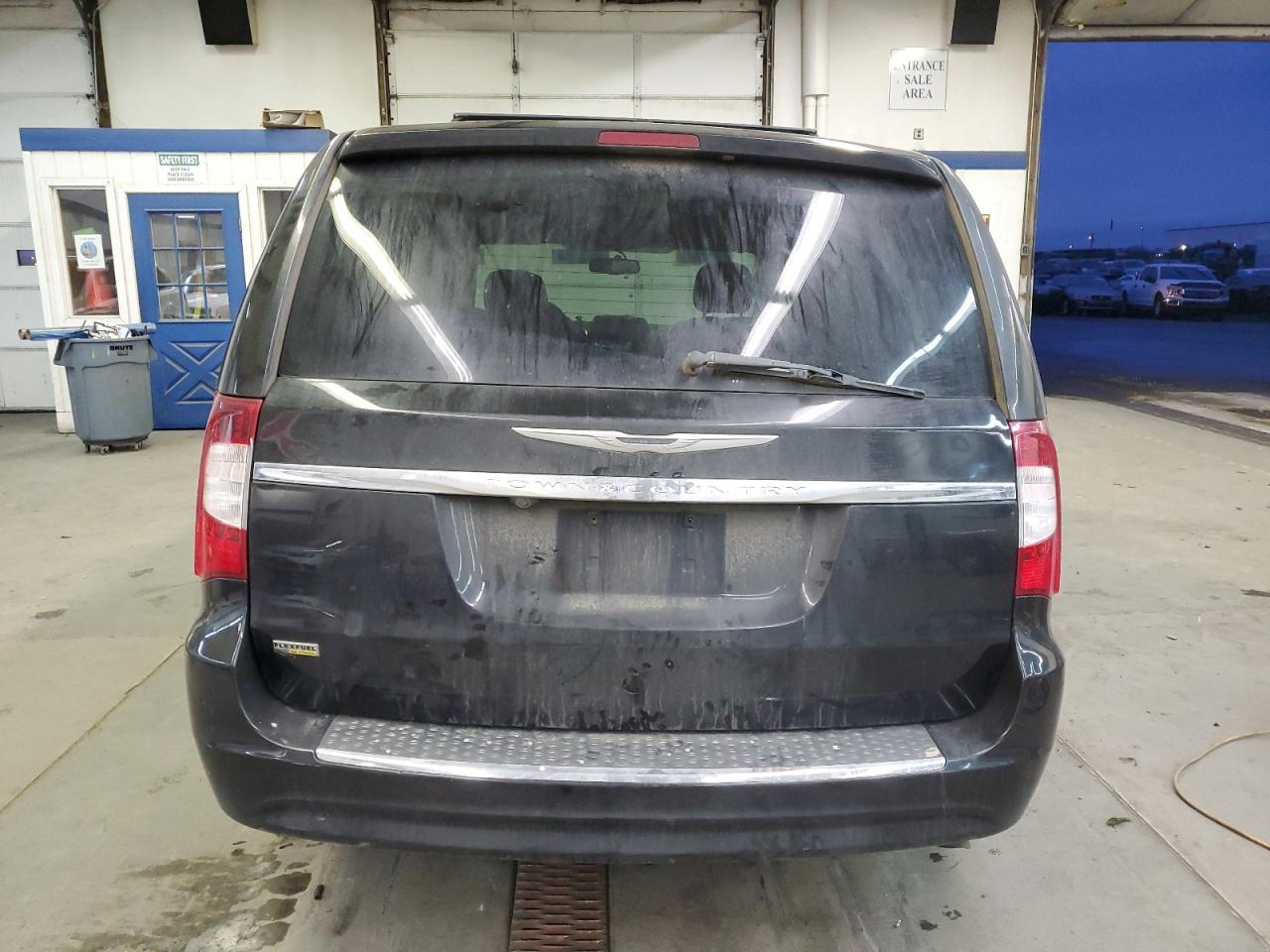 2014 CHRYSLER TOWN & COU - Image 6