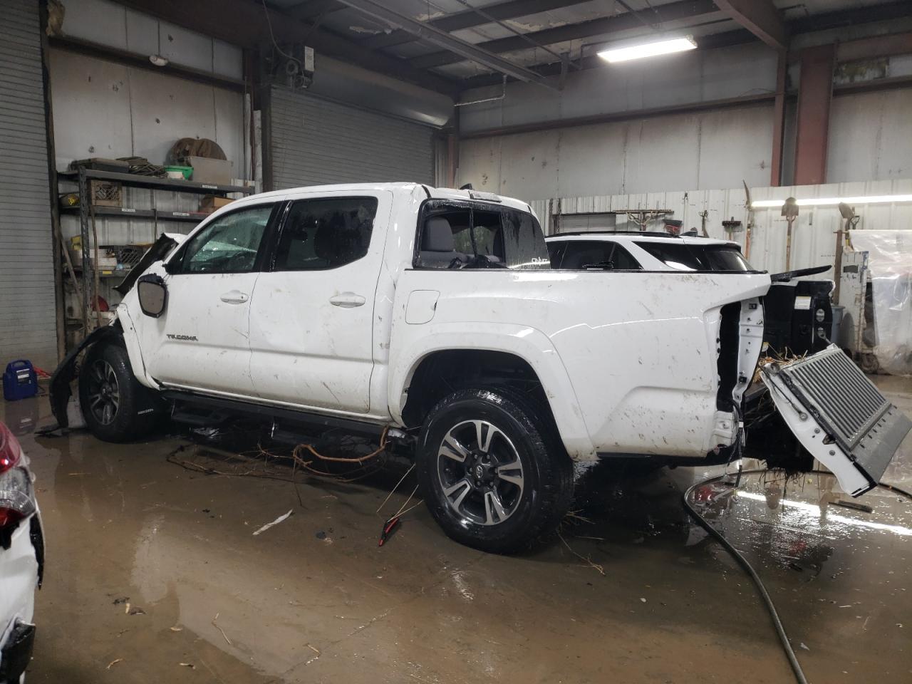 2018 TOYOTA TACOMA DOU - Фото 2