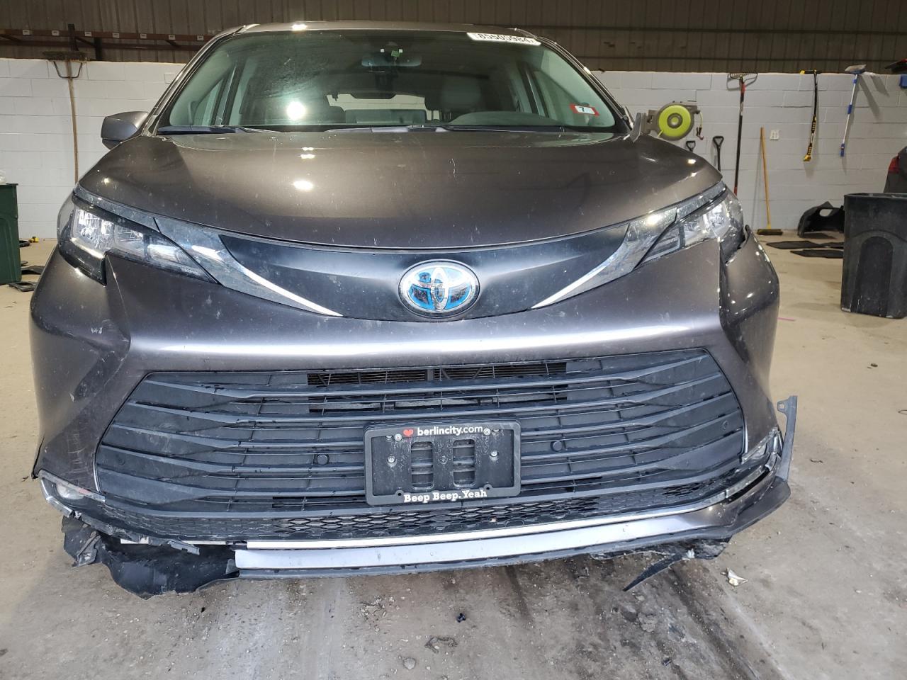 2023 TOYOTA SIENNA XLE - Image 5
