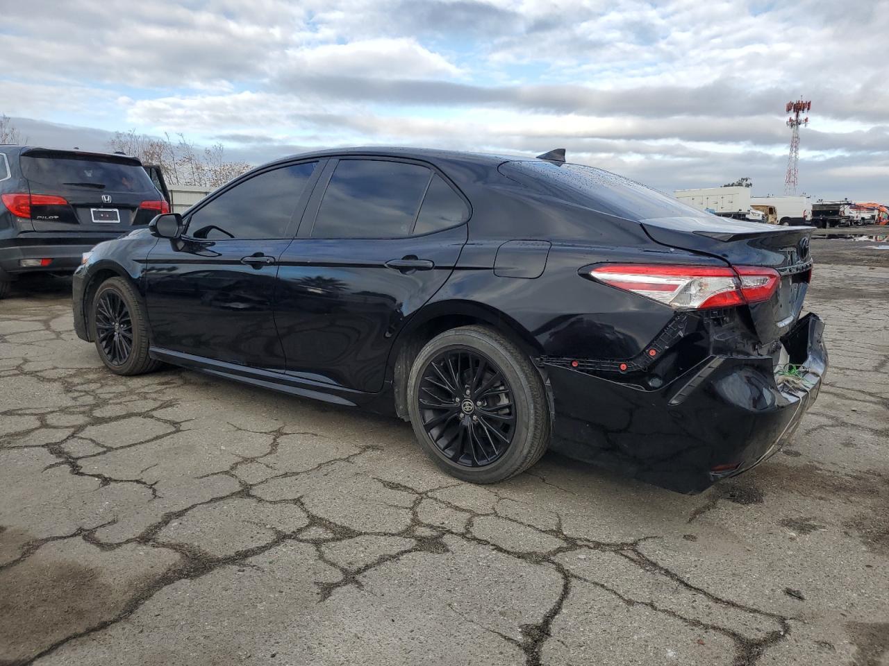 2020 TOYOTA CAMRY SE - Фото 2