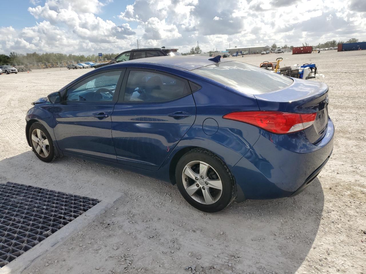 2013 HYUNDAI ELANTRA GL - Image 2