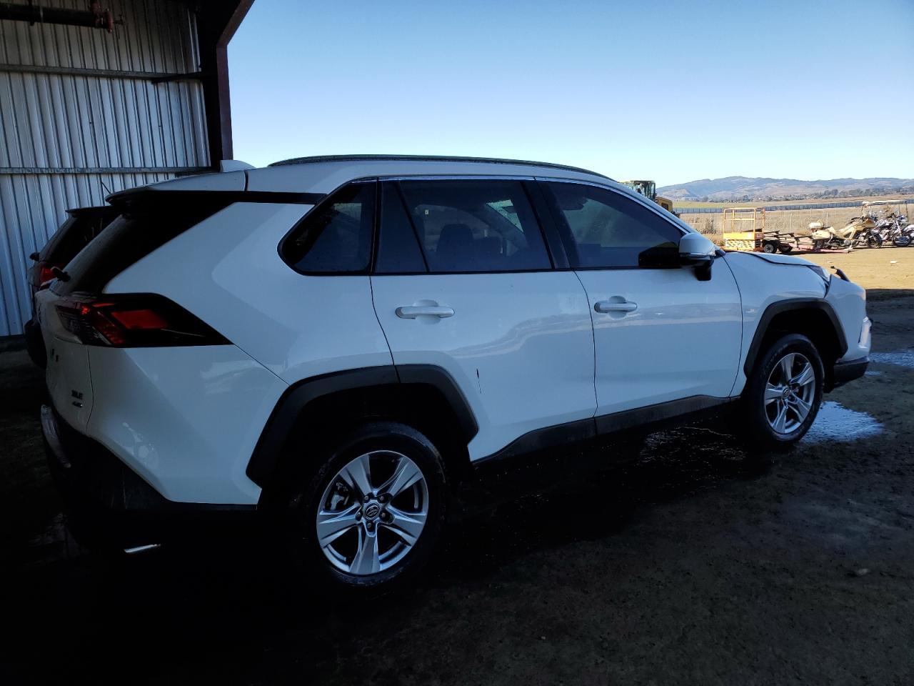 2022 TOYOTA RAV4 XLE - Фото 3