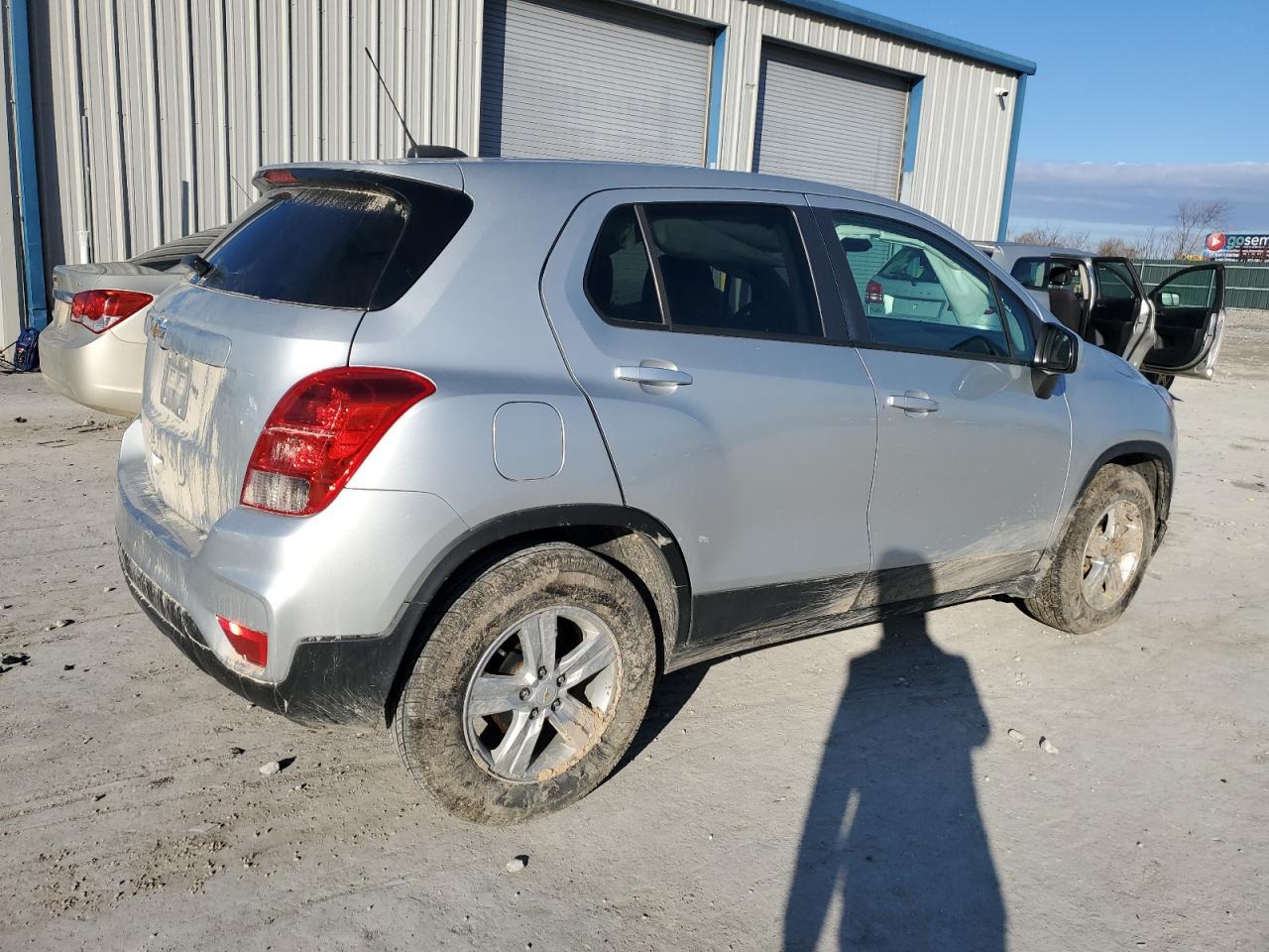 2021 CHEVROLET TRAX LS - Image 3