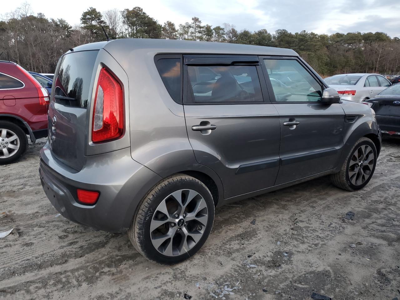 2013 KIA SOUL + - Image 3
