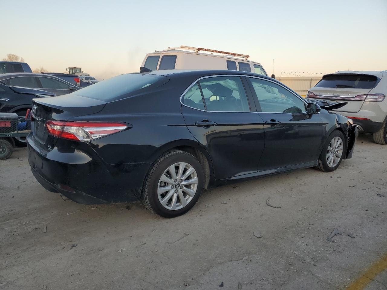 2020 TOYOTA CAMRY LE - Фото 3