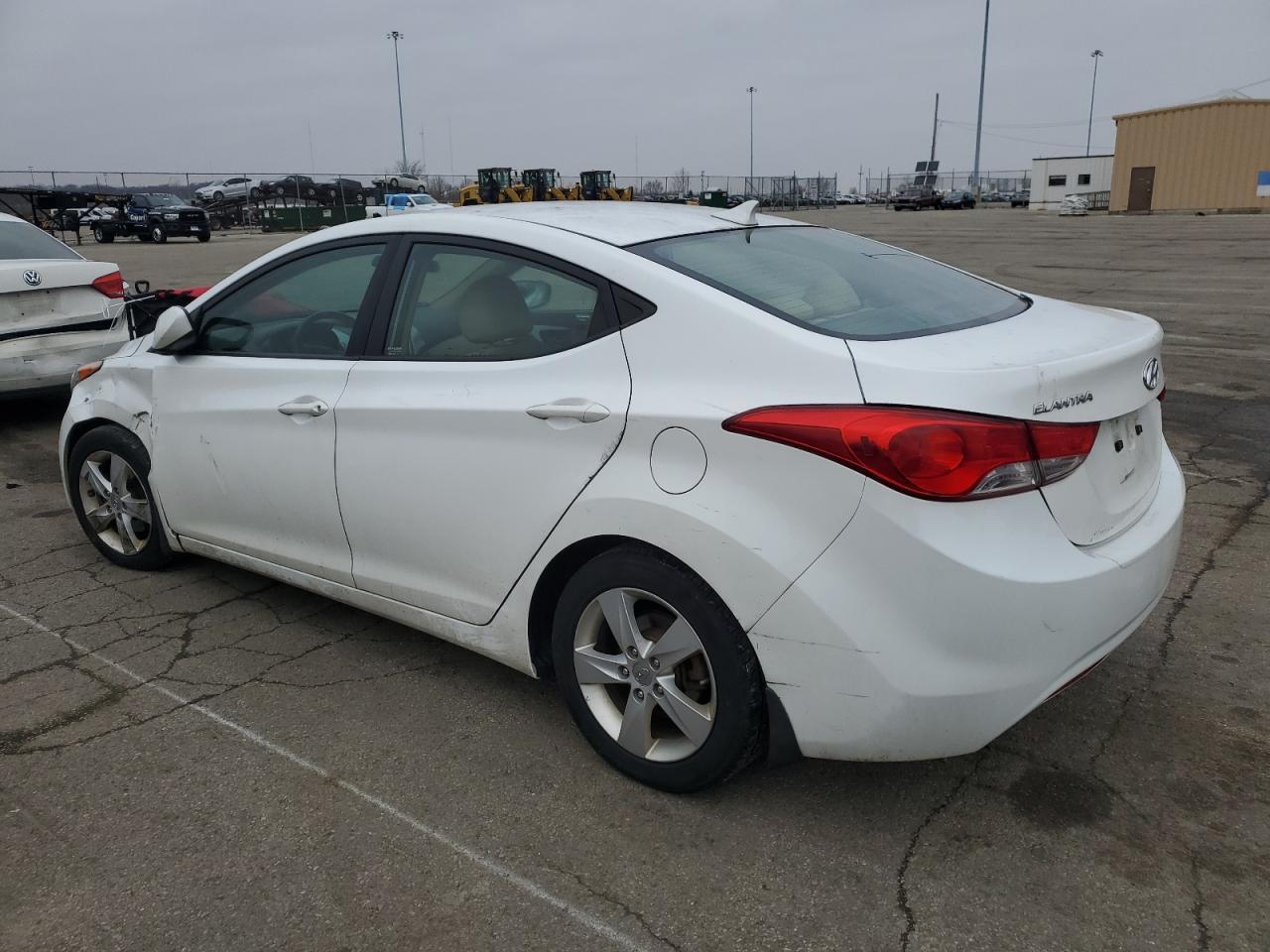 2013 HYUNDAI ELANTRA GL - Image 2