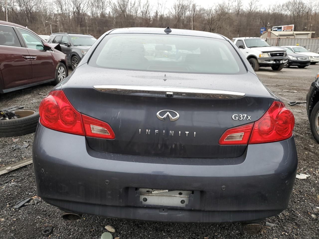 2011 INFINITI G37 - Image 6