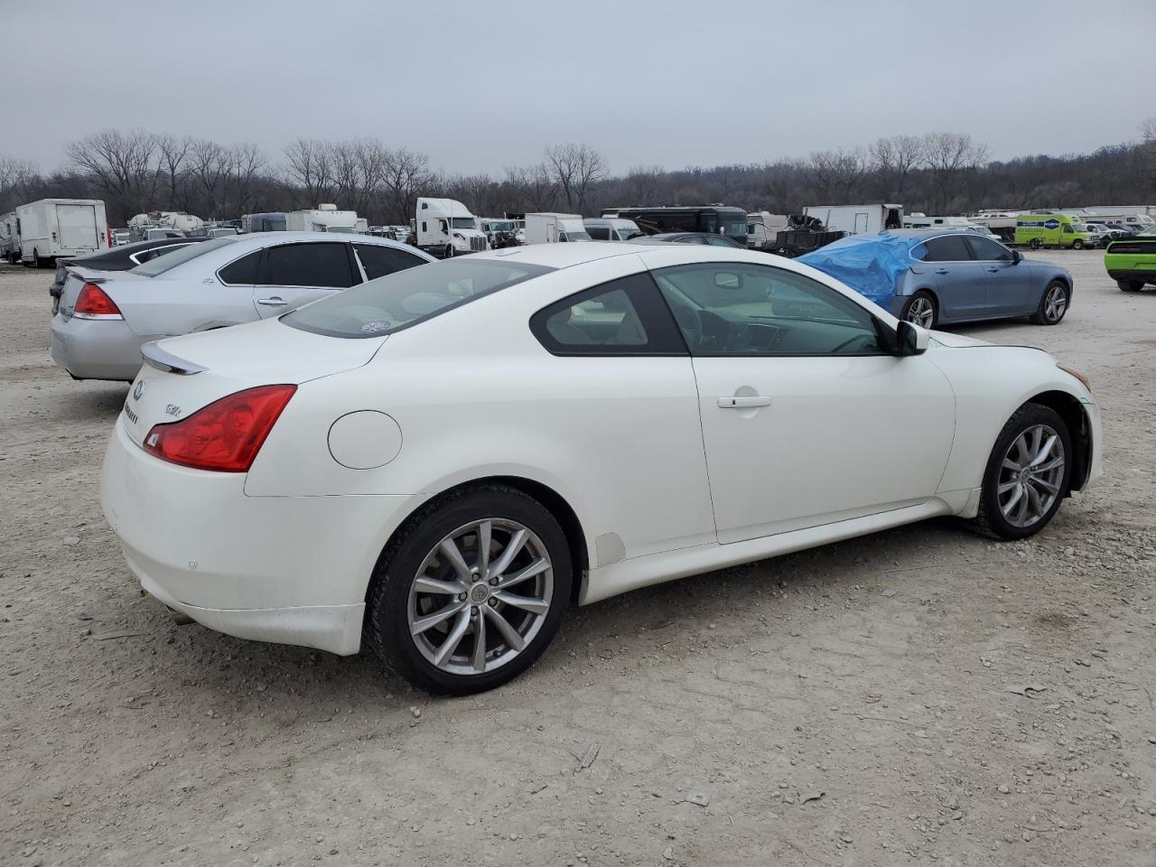 2011 INFINITI G37 - Фото 3
