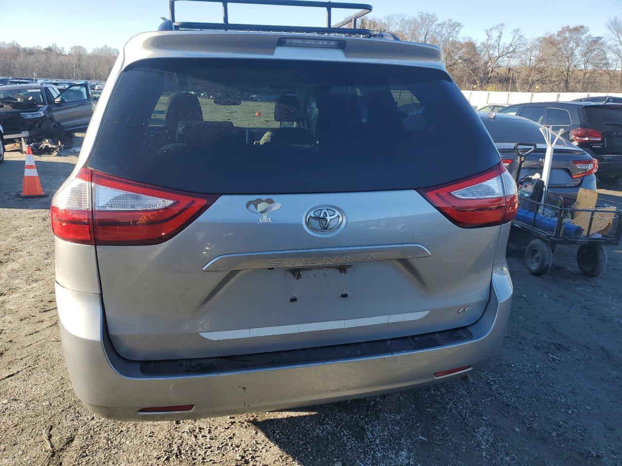 2015 TOYOTA SIENNA LE - Фото 6