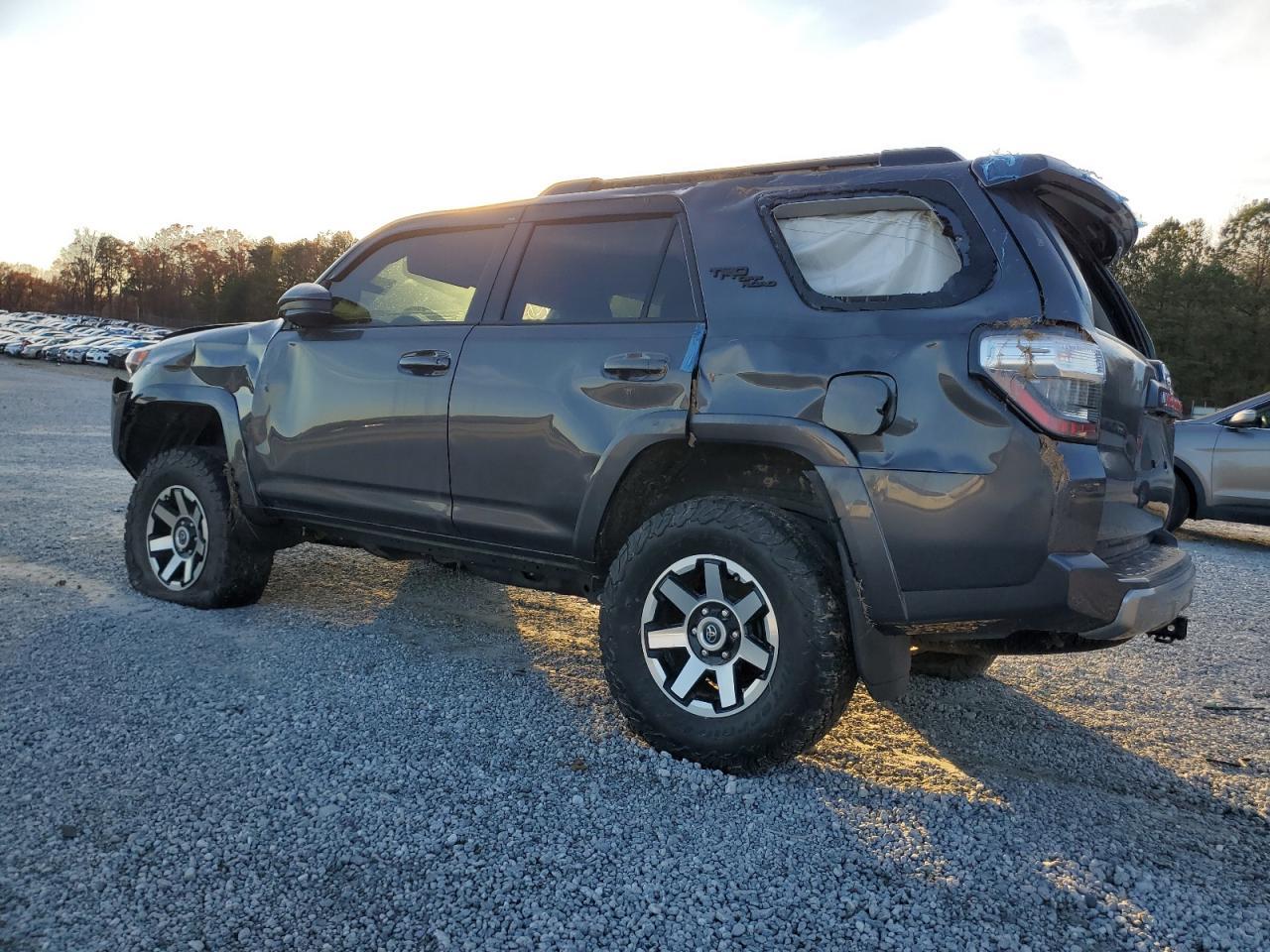 2022 TOYOTA 4RUNNER SR - Фото 2