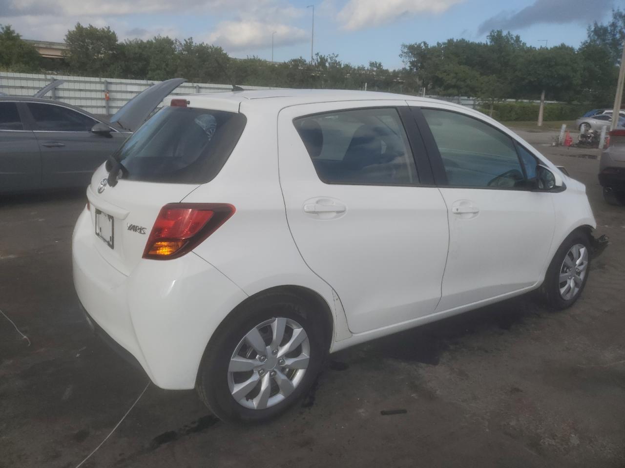 2017 TOYOTA YARIS L - Фото 3
