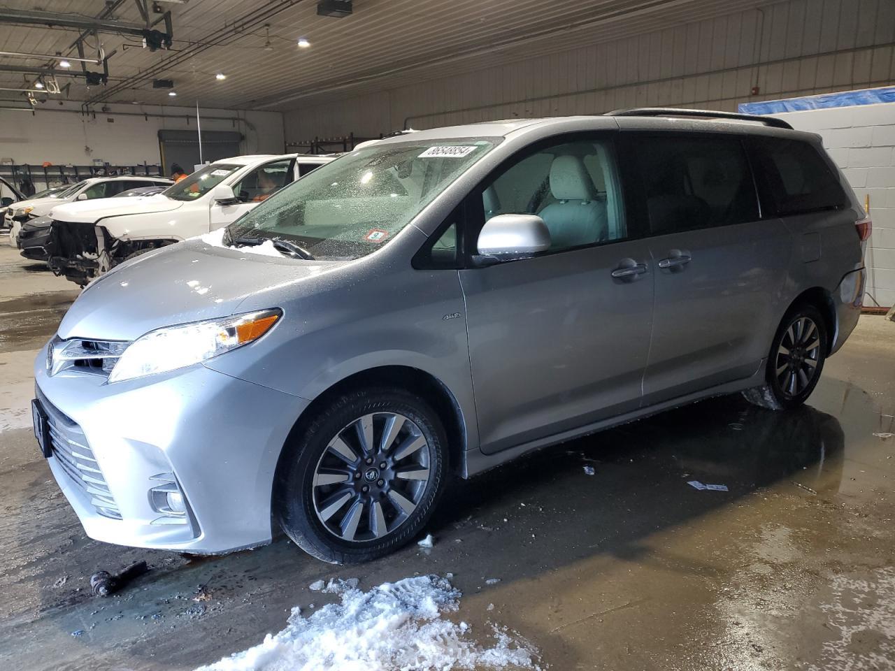 2018 TOYOTA SIENNA XLE car image