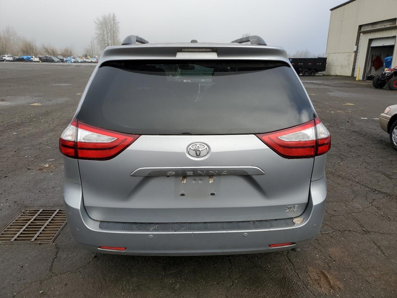 2015 TOYOTA SIENNA XLE - Image 6