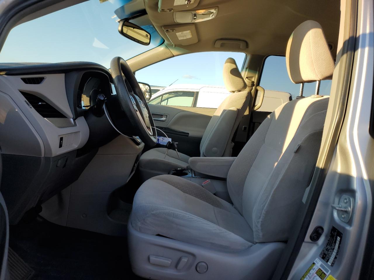 2015 TOYOTA SIENNA LE - Фото 7