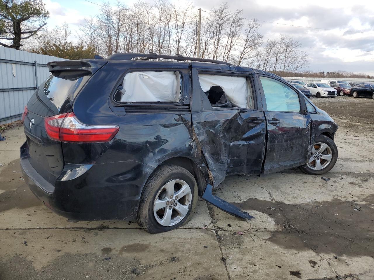 2020 TOYOTA SIENNA LE - Image 3