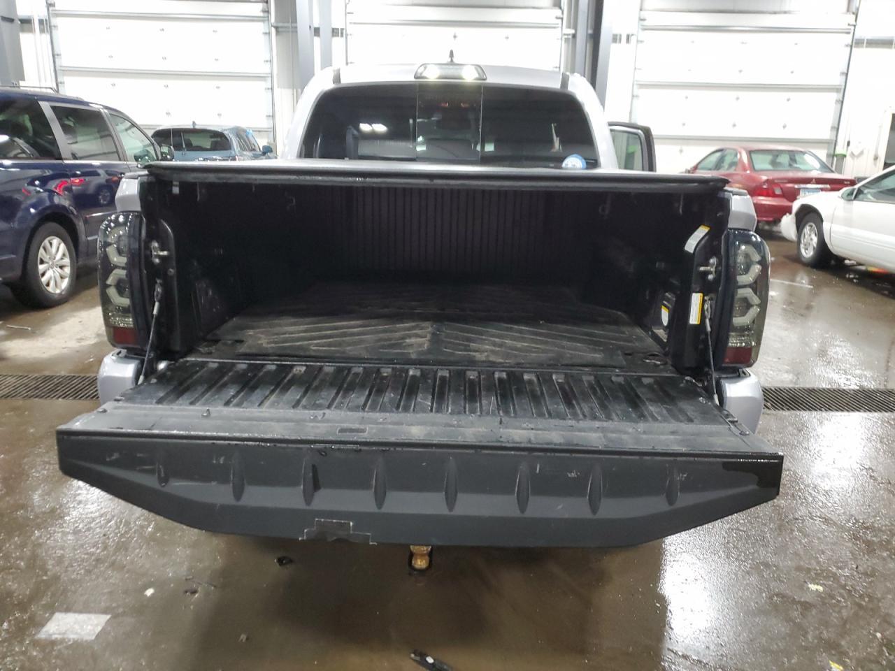 2017 TOYOTA TACOMA DOU - Фото 6