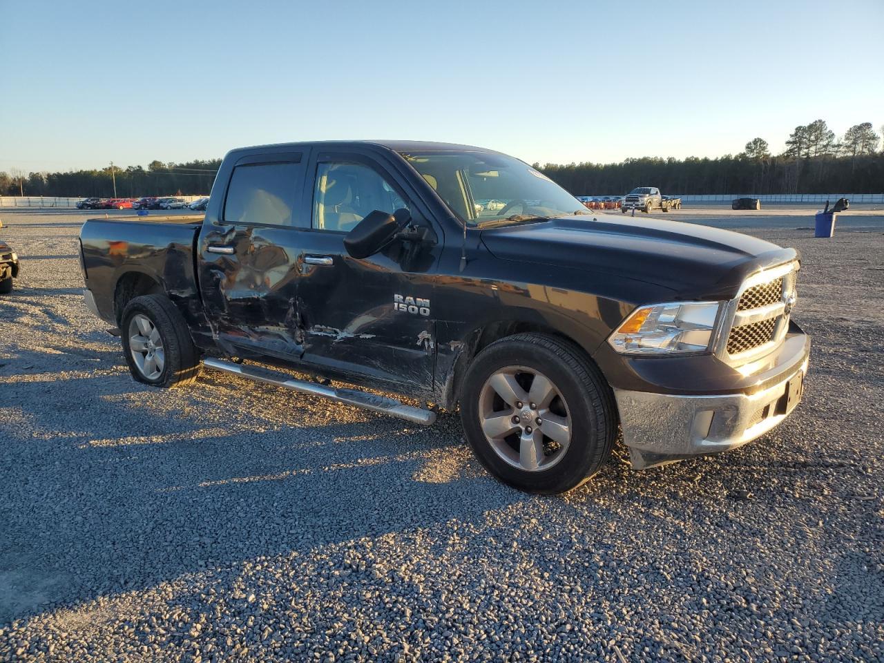 2017 RAM 1500 SLT - Фото 4