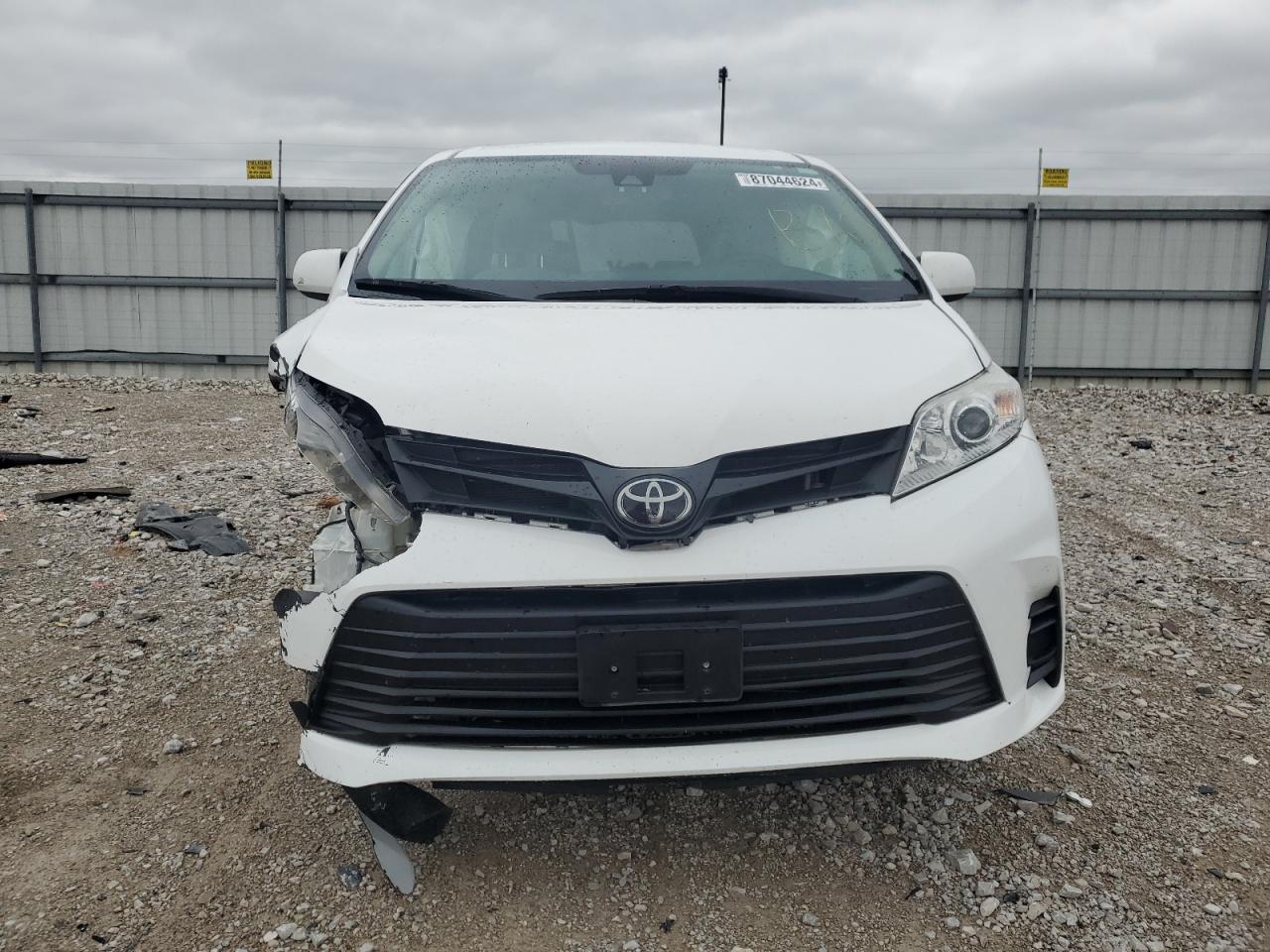 2019 TOYOTA SIENNA LE - Фото 5