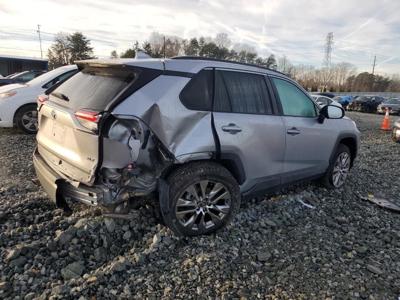 2020 TOYOTA RAV4 XLE P - Фото 3