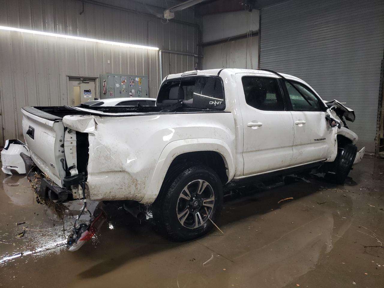 2018 TOYOTA TACOMA DOU - Фото 3