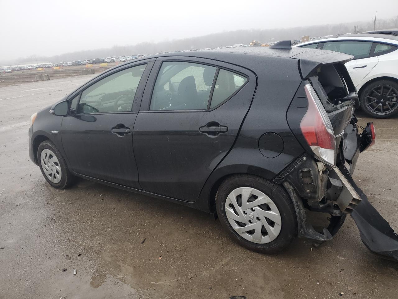 2016 TOYOTA PRIUS C - Image 2