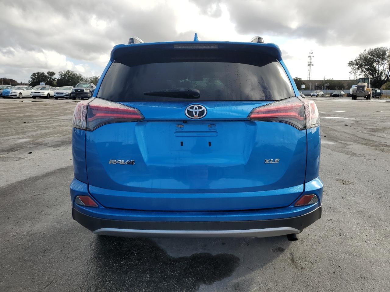 2017 TOYOTA RAV4 XLE - Image 6