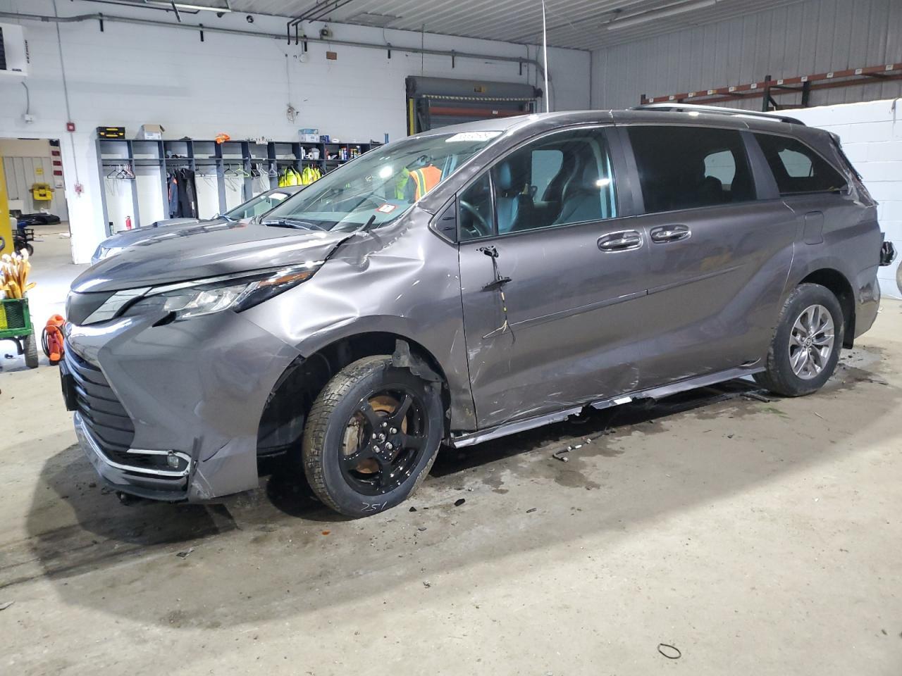 2023 TOYOTA SIENNA XLE