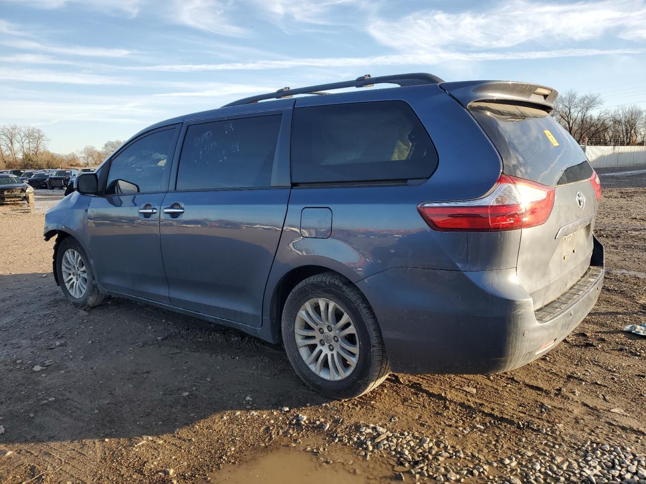 2015 TOYOTA SIENNA XLE - Фото 2