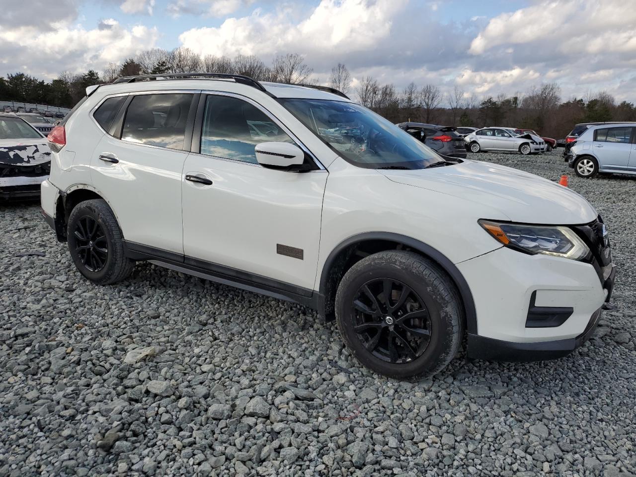 2017 NISSAN ROGUE SV - Фото 4