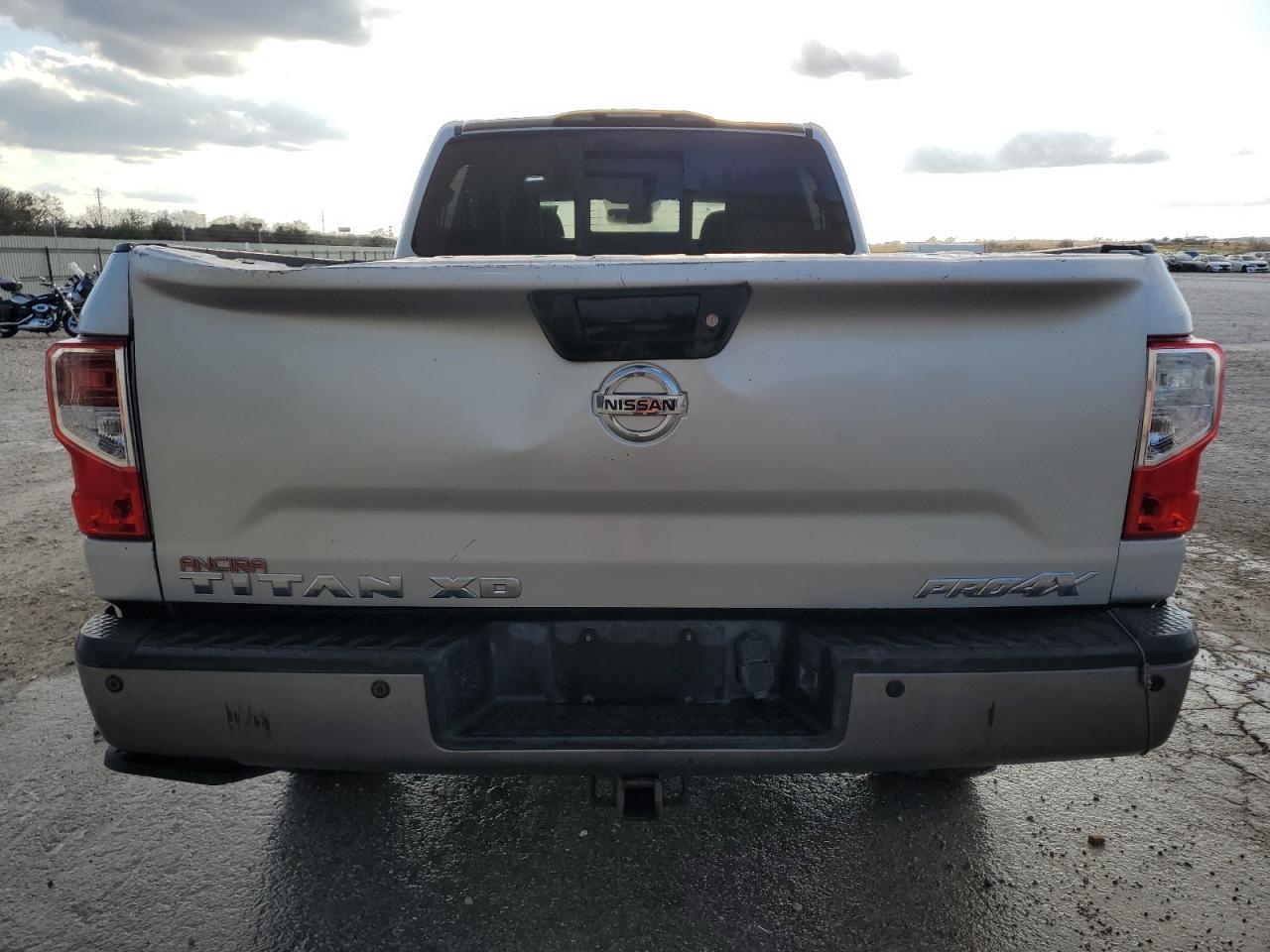 2017 NISSAN TITAN XD S - Фото 6