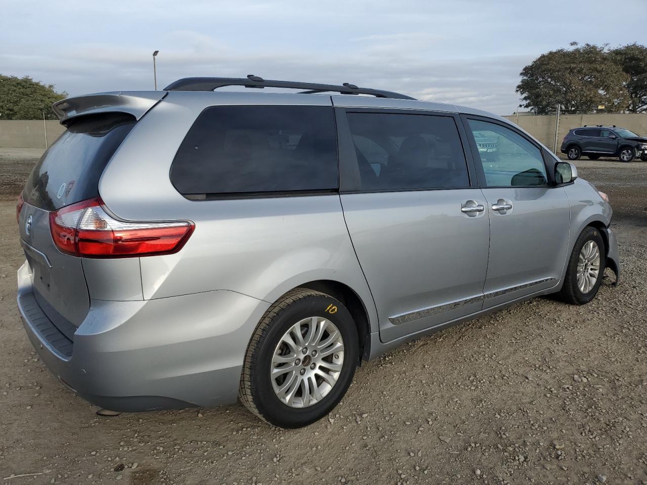 2015 TOYOTA SIENNA XLE - Фото 3