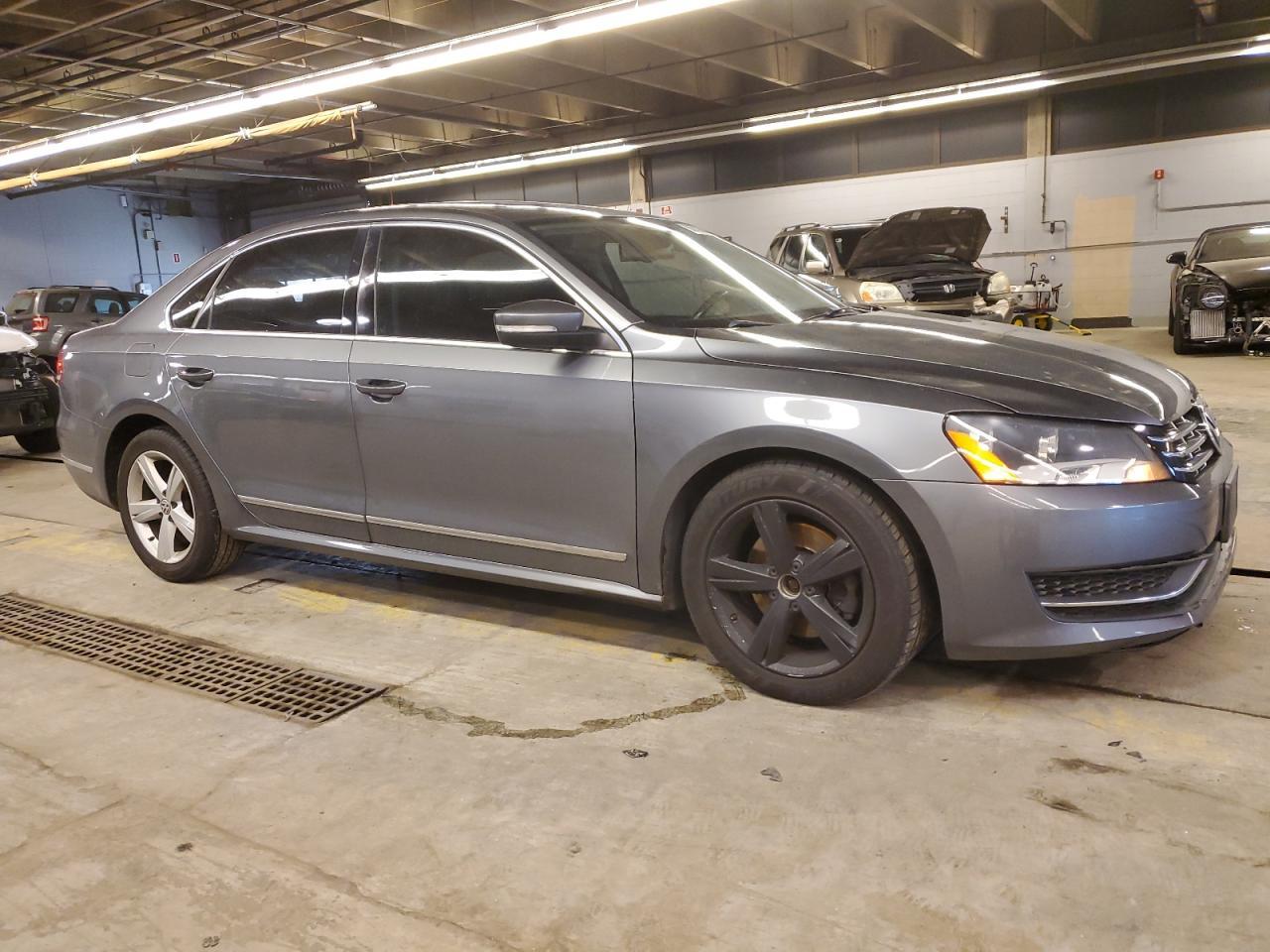 2013 VOLKSWAGEN PASSAT SEL - Image 4