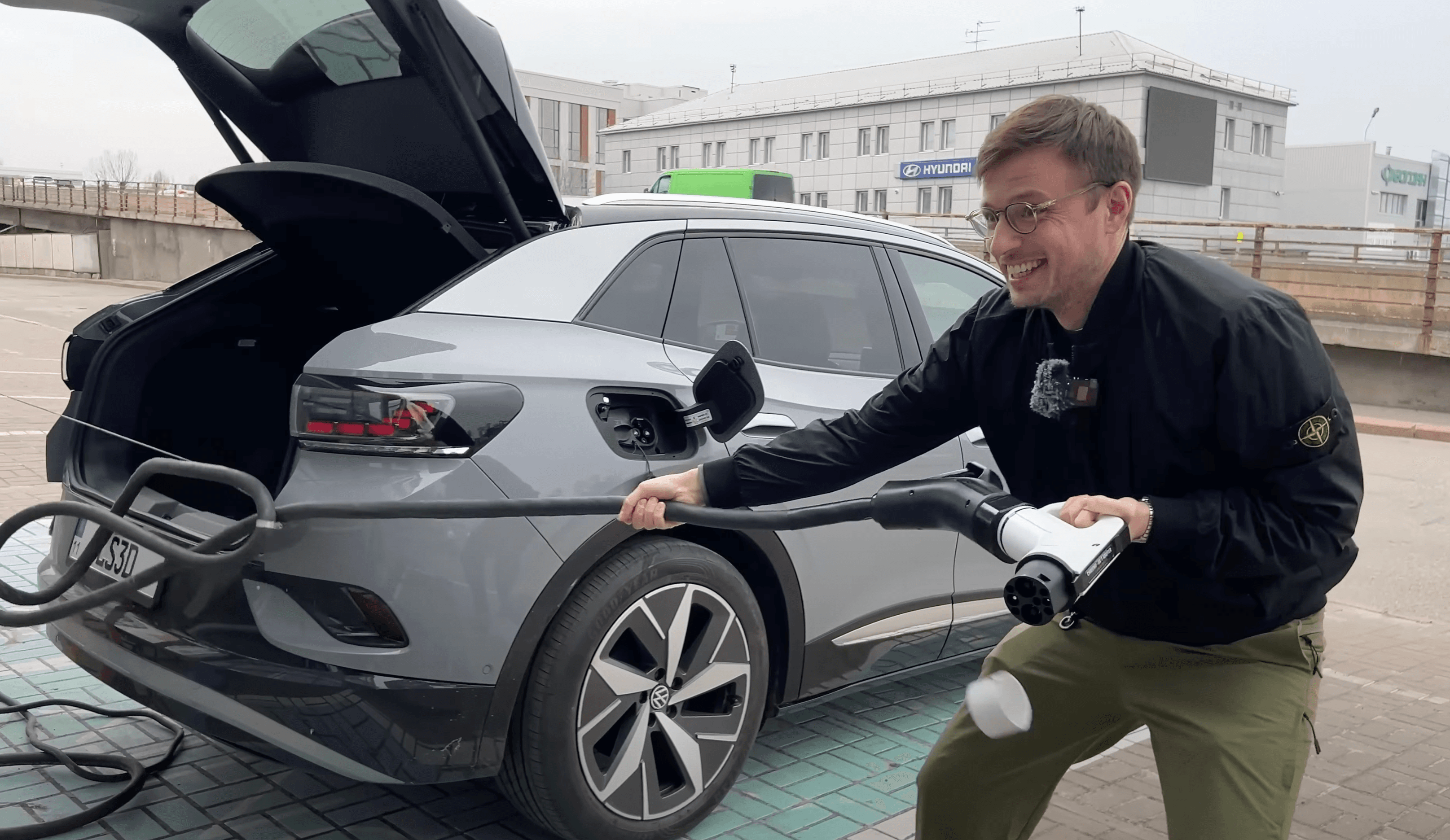 Скасування пільг на розмитнення: що чекає на електрокари та їхніх покупців у 2025-2026 роках?