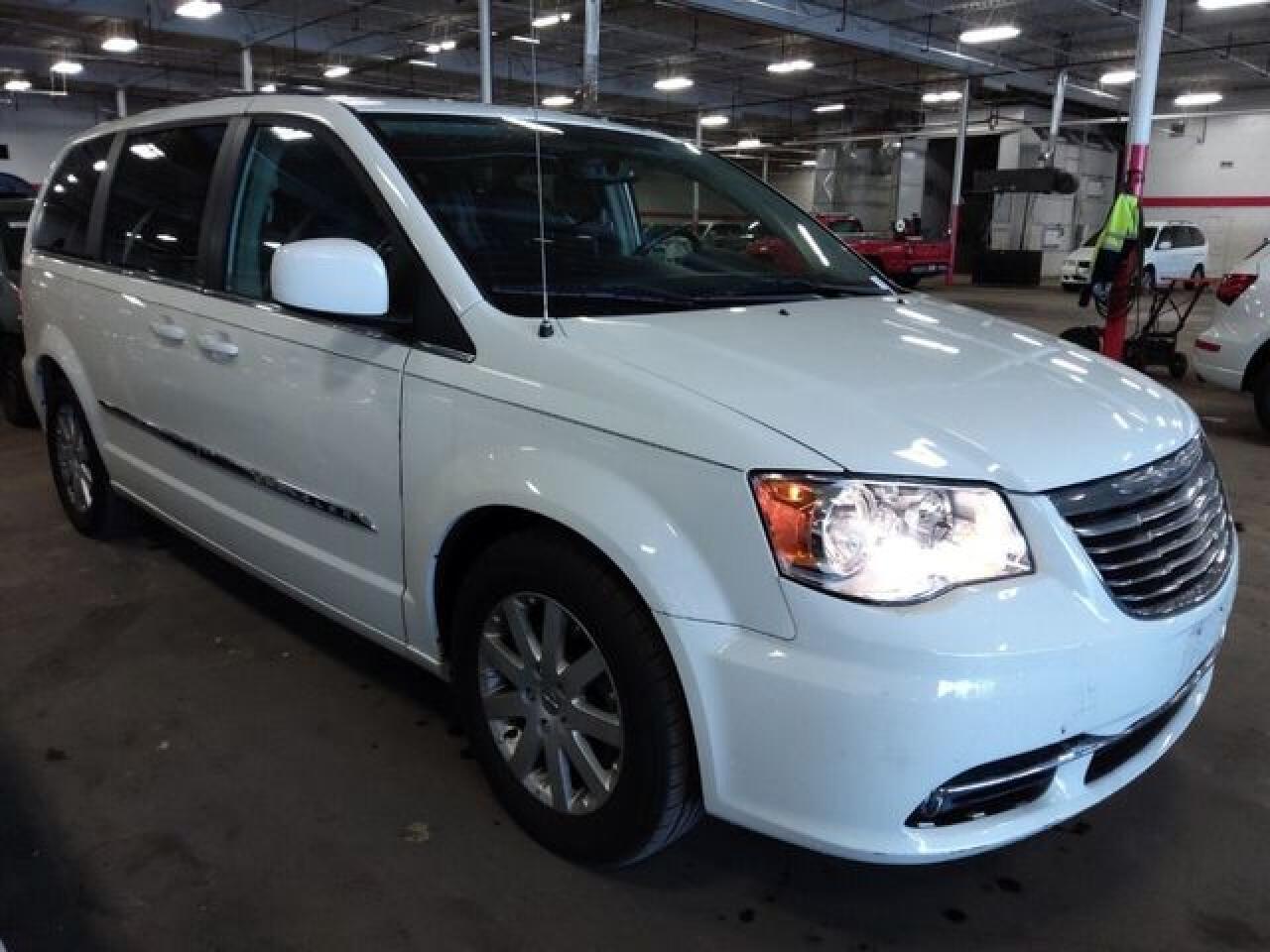 2012 Chrysler Town & Country Touring - Фото 3
