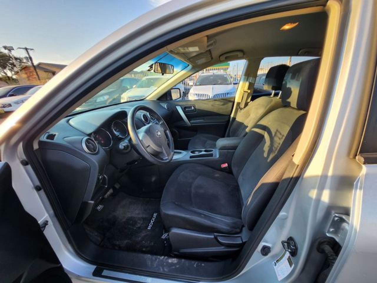 2009 Nissan Rogue S - Image 2