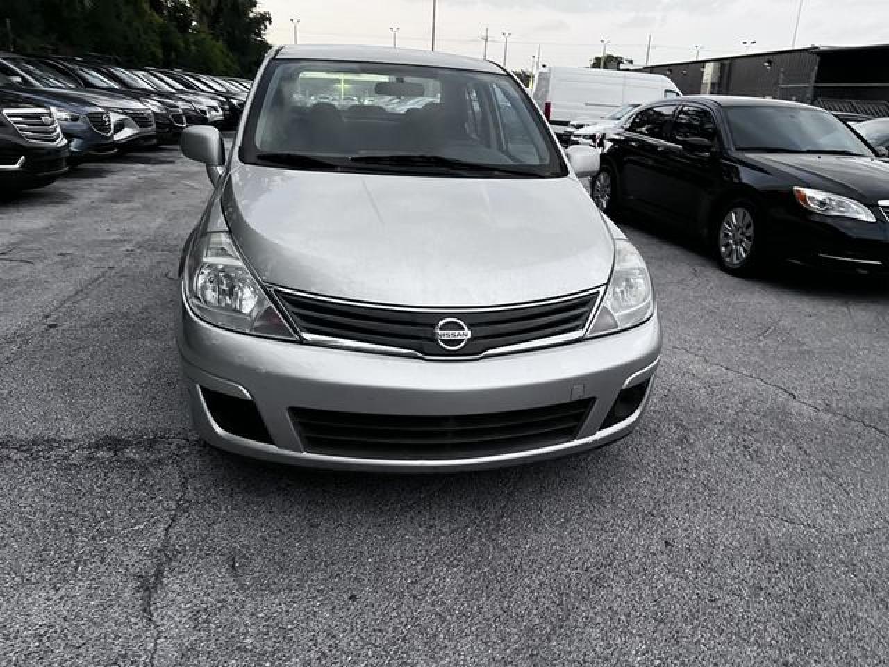 2011 Nissan Versa S - Фото 2