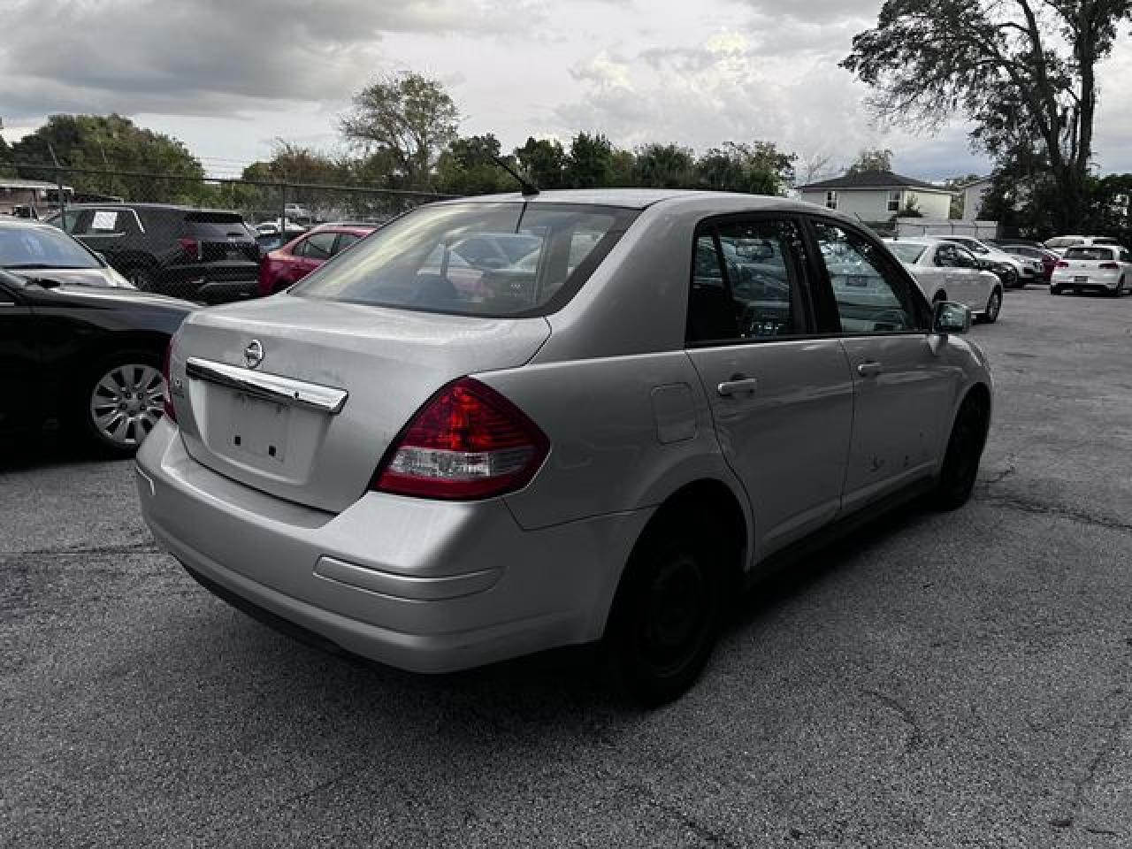 2011 Nissan Versa S - Фото 4