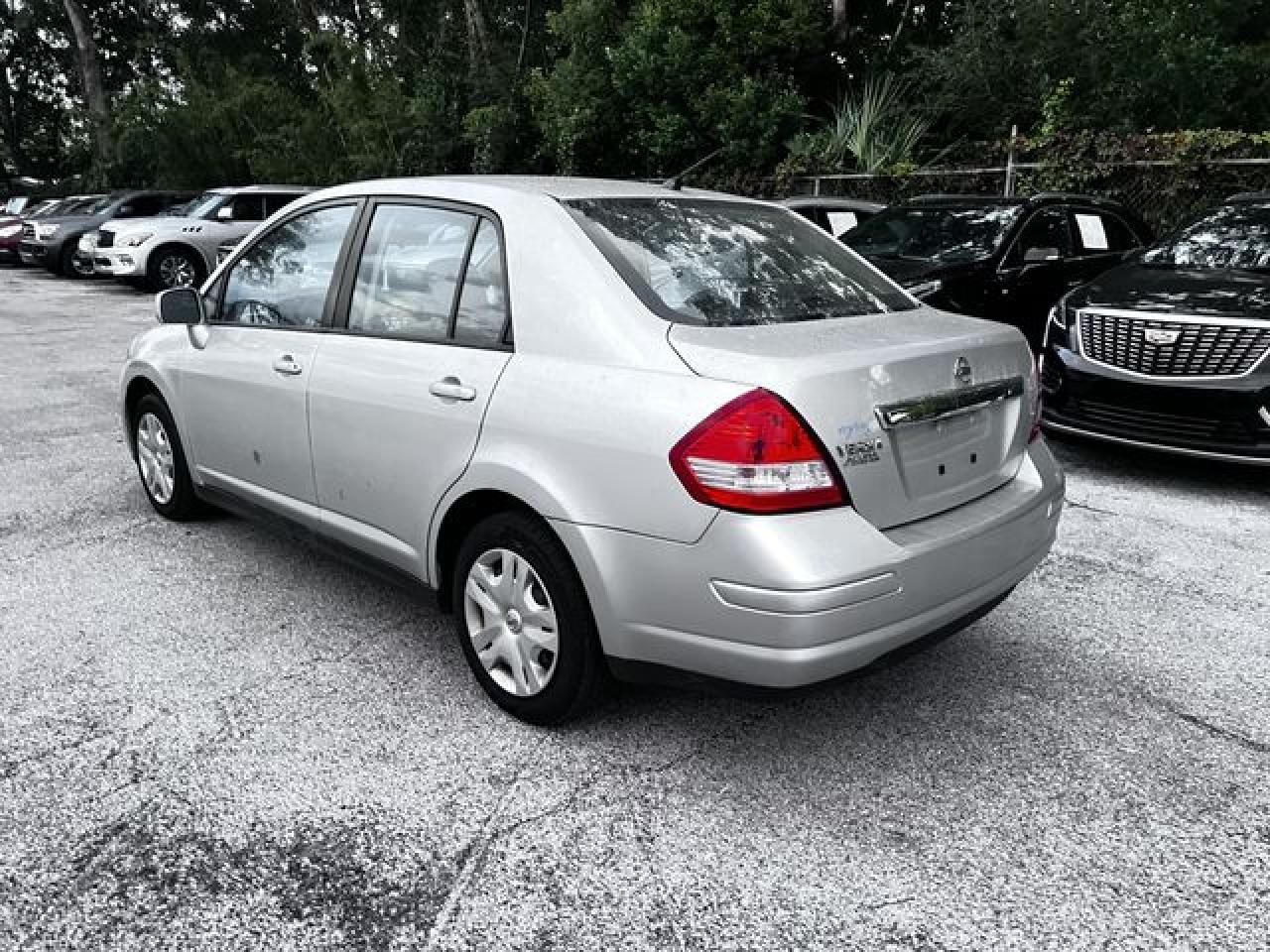 2011 Nissan Versa S - Фото 6
