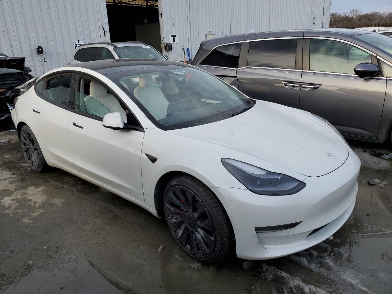 2022 Tesla Model 3 - Фото 4