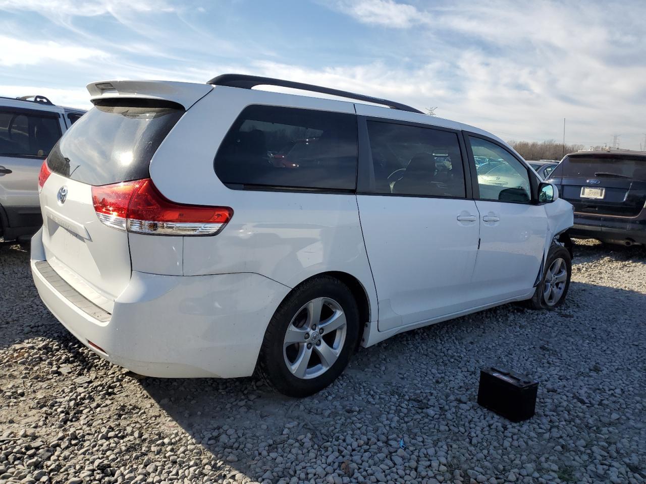 2011 Toyota Sienna Le - Image 3