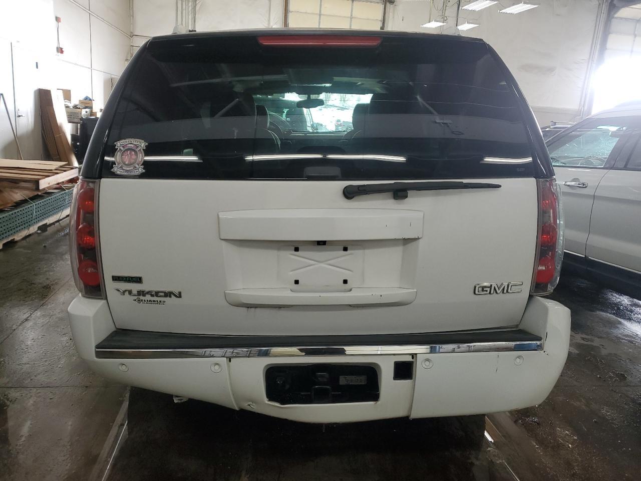 2011 GMC Yukon Denali - Image 6