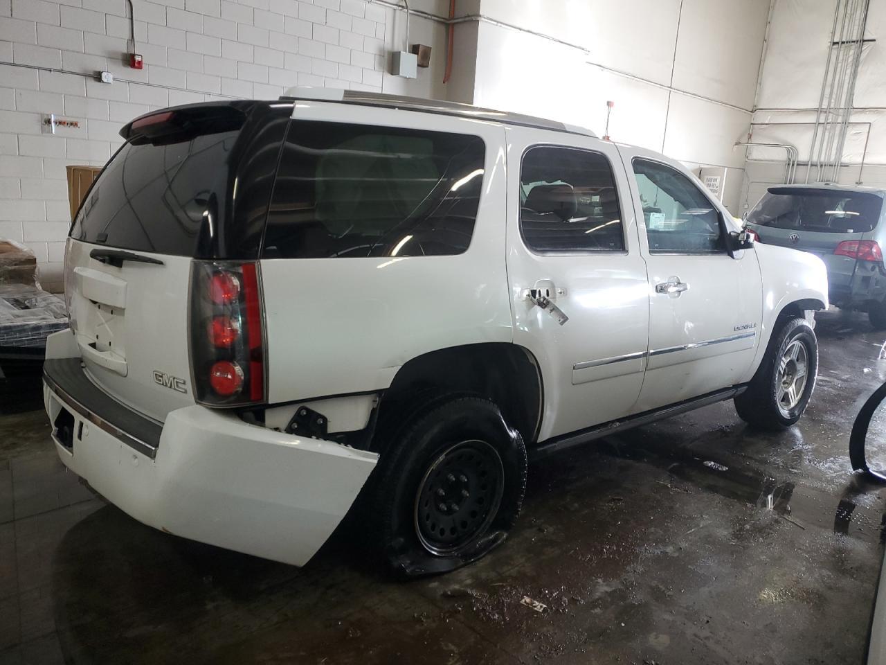 2011 GMC Yukon Denali - Image 3
