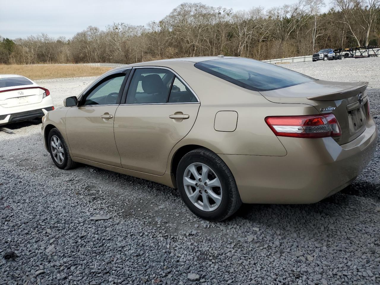 2011 Toyota Camry Base - Фото 2